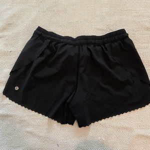 Lululemon hit it shorts with scalloped edge size 6